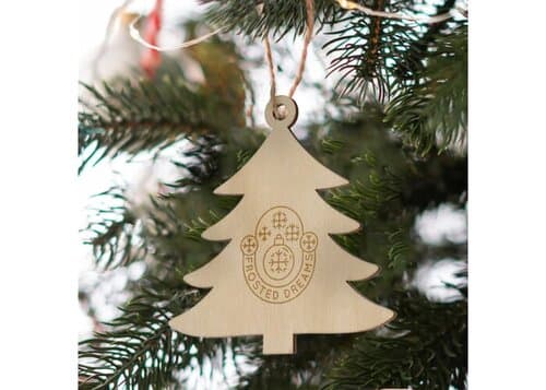 Baumförmiges Weihnachtsornament aus Holz