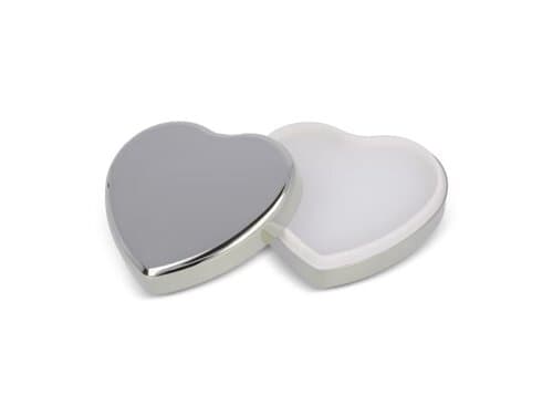 Lippenbalsam in Flacher metallischer Herzformdose