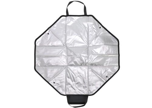 Gefaltete Kühltasche und Picknickmatte