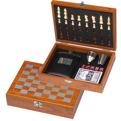 Spieleset mit Flachmann, Schach- und Kartenspiel