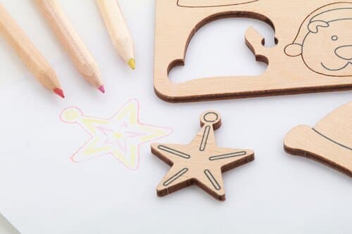 Ravya Weihnachtliches Mal- und Formzuordnungsspiel