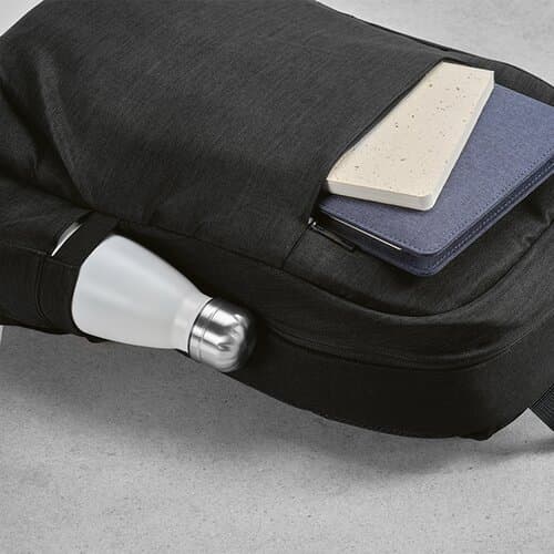 Vilnius 18L Rucksack aus rPET. Fronttasche. Laptops bis 17"