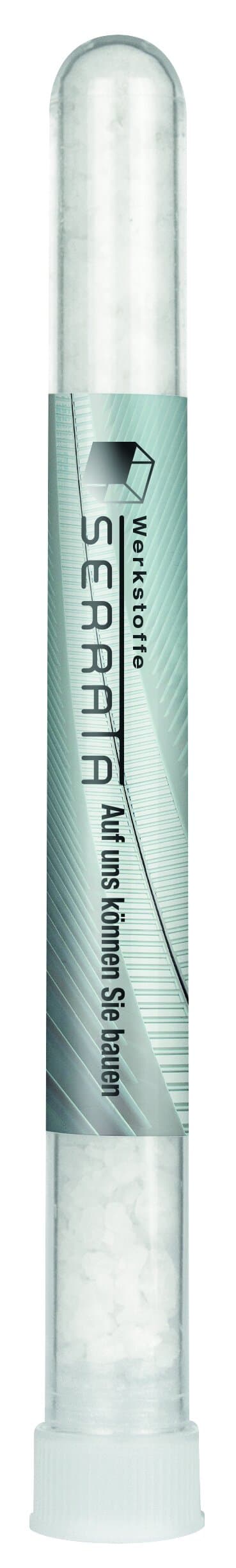 Badesalz mit Blüten im Reagenzglas