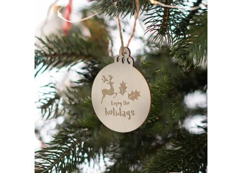 Weihnachtskugel in Form einer Holzkugel