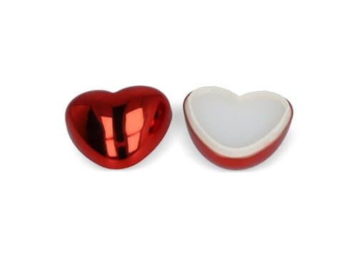 Lippenbalsam in metallischer Herzformdose