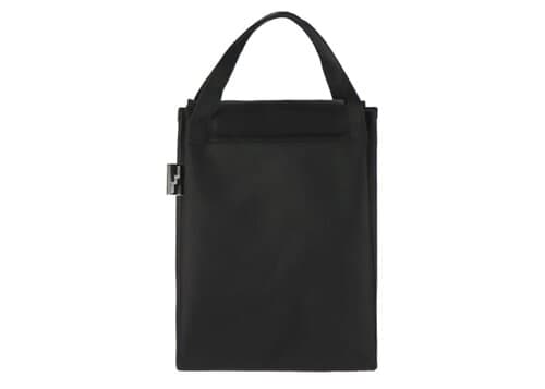 Gefaltete Kühltasche und Picknickmatte