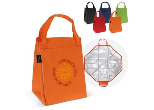 Gefaltete Kühltasche und Picknickmatte