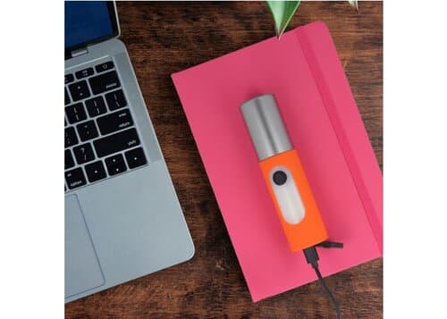 Wiederaufladbare 10-W-LED-Taschenlampe mit Zoomfunktion, 300 lm